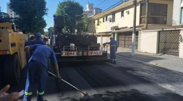 Rua de bairro de Santos ganha novo asfalto