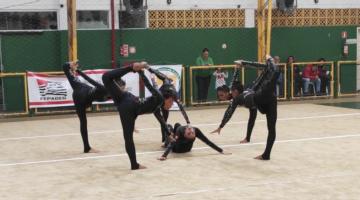 cinco ginastas fazem movimentos em apresentação #pracegover 