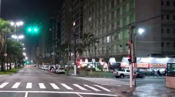 Faixa de pedestre e inscrição Ônibus pintadas no solo de avenida da orla. #Pracegover