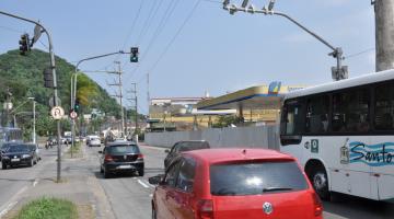 carros parados em semáforo da Zona Noroeste #pracegover 