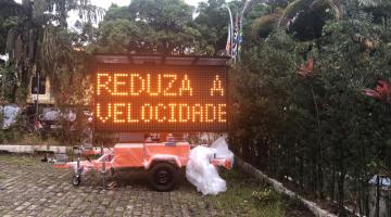 placa ligada com a inscrição reduza a velocidade #pracegover