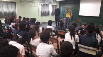 Ex-judoca mostra esporte como fonte de bem-estar e disciplina a alunos de escola de Santos