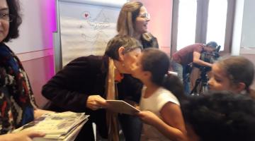Autora infantil fala sobre vida e obras para educadores de Santos na Tarrafinha Literária