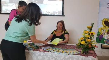 educadora assina autógrafo em livros #pracegover 