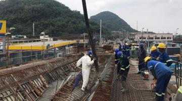 operários e máquina atuam no viaduto #pracegover 