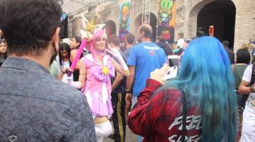 pessoa fazendo cosplay é fotografada durante o festival #pracegover 