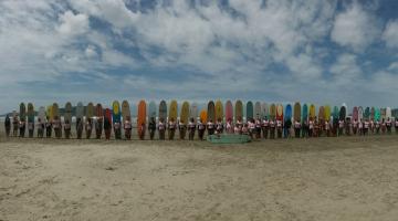 Festival em Santos tem registro de 21 mulheres surfando na mesma onda