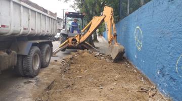 Máquina atua na construção de novas calçadas #pracegover 