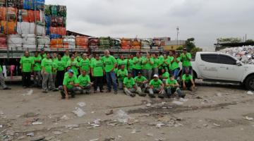 Cooperativa de Santos recebe novos uniformes e materiais para acondicionar resíduos recicláveis