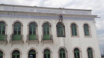 Pintura das fachadas do Museu Pelé está na etapa final