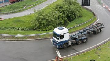 #pracegover foto do alto mostra caminhão vindo da rodovia Anchieta acessando a Avenida Nossa Senhora de Fátima