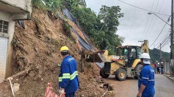 homens e máquina atuam em encosta #paratodosverem 