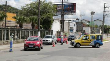 Veículo e agentes da CET estão em pista orientando motoristas. #Paratodosverem