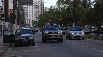 carro transitando pela rua #paratodosverem