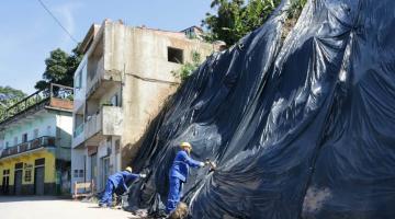 Obras emergenciais em morro de Santos começam por análise de solo