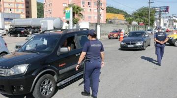 Agentes da guarda municipal estão abordando veículos na pista. #Paratodosverem
