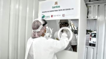técnica de saúde colhe exame de paciente dentro da cabine #paratodosverem 
