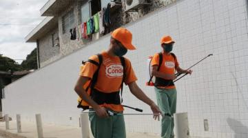 dois operários fazem a limpeza na rua #paratodosverem 