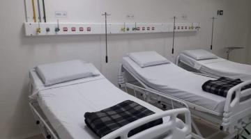 3 camas prontas para receber pacientes #paratodosverem 