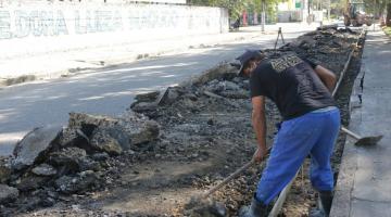 operário trabalha na reconstrução de guias #paratodosverem