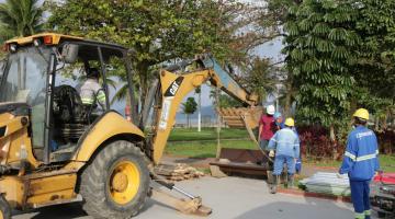 dois operários e máquina começam a remover objetos do parque #paratodosverem 