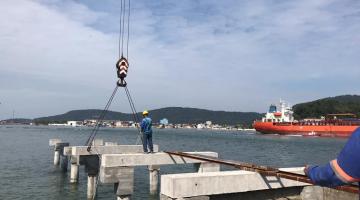 Instaladas todas as vigas na recuperação do Deck do Pescador de Santos