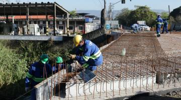 Ponte na Zona Noroeste de Santos é preparada para concretagem