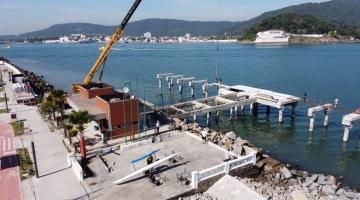 Laje é instalada na área em ampliação do Deck do Pescador de Santos