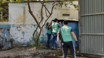Mutirão visita 928 imóveis e flagra caixa d'água com larvas em Santos
