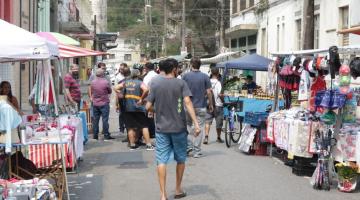 pessoas olham produtos em feira #paratodosverem 