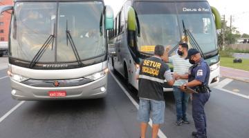 guardas e fiscais analisam ônibus #paratodosverem 