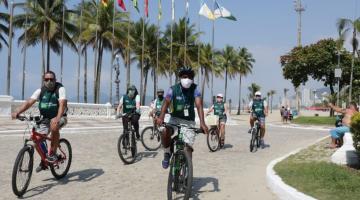 pessoas de bicicleta na orla #paratodosverem 