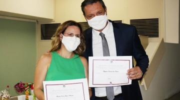 prefeito e vice mostram diplomas #paratodosverem
