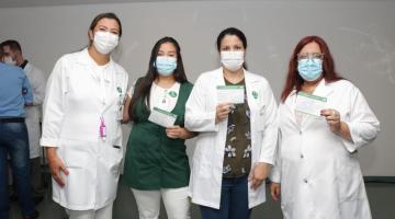 profissionais vacinadas mostram certificados #paratodosverem 