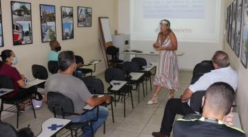 professora fala aos alunos sentados #paratodosverem 