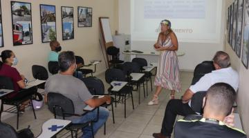 professora fala a alunos na sala de aula #paratodosverem 