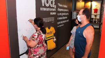 turistas frequentando o museu pelé #paratodosverem 
