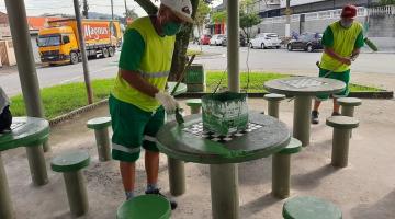 operários fazem manutenção em praça #paratodosverem 