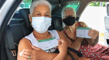 Duas idosas mostram certificados #paratodosverem