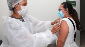 Trabalhadores da saúde 40+ tomam vacina bivalente a partir desta quarta em Santos