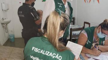 fiscais analisam documentos do local #paratodosverem 