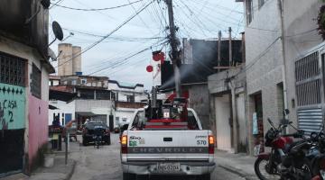 carro fumacê circula em bairro #paratodosverem 