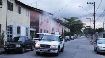 carro fumacê circula em bairro #paratodosverem 