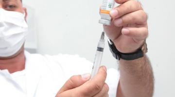 técnico coloca vacina em seringa #paratodosverem 