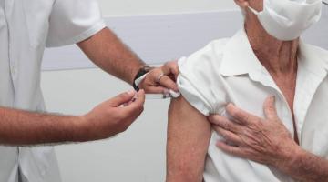 Santos aplica segunda dose da vacina bivalente contra a covid-19 a partir desta segunda