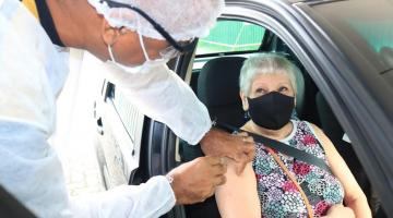 Idosa recebe vacina dentro do carro #paratodosverem