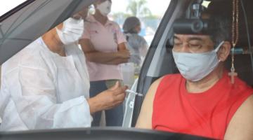 homem é vacinado dentro de carro. #paratodosverem