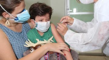 criança é vacinada no braço #paratodosverem 