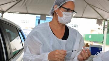enfermeira segura vacina #paratodosverem 