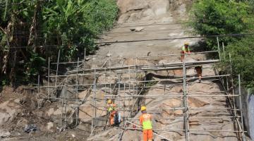 operários atuam em encosta #paratodosverem 